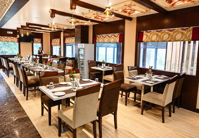 hotel_square_inn_restaurant_650x450_under_100kb